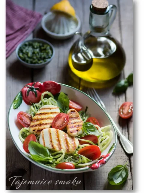 salatka-z-makaronu-z-cukinii-i-makaronu-ryzowego-podana-z-pomidorkami-i-halloumi