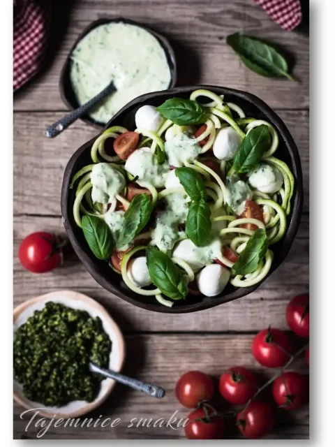 spaghetti-z-cukinii-z-pomidorkami-mozzarella-pesto-i-jogurtem