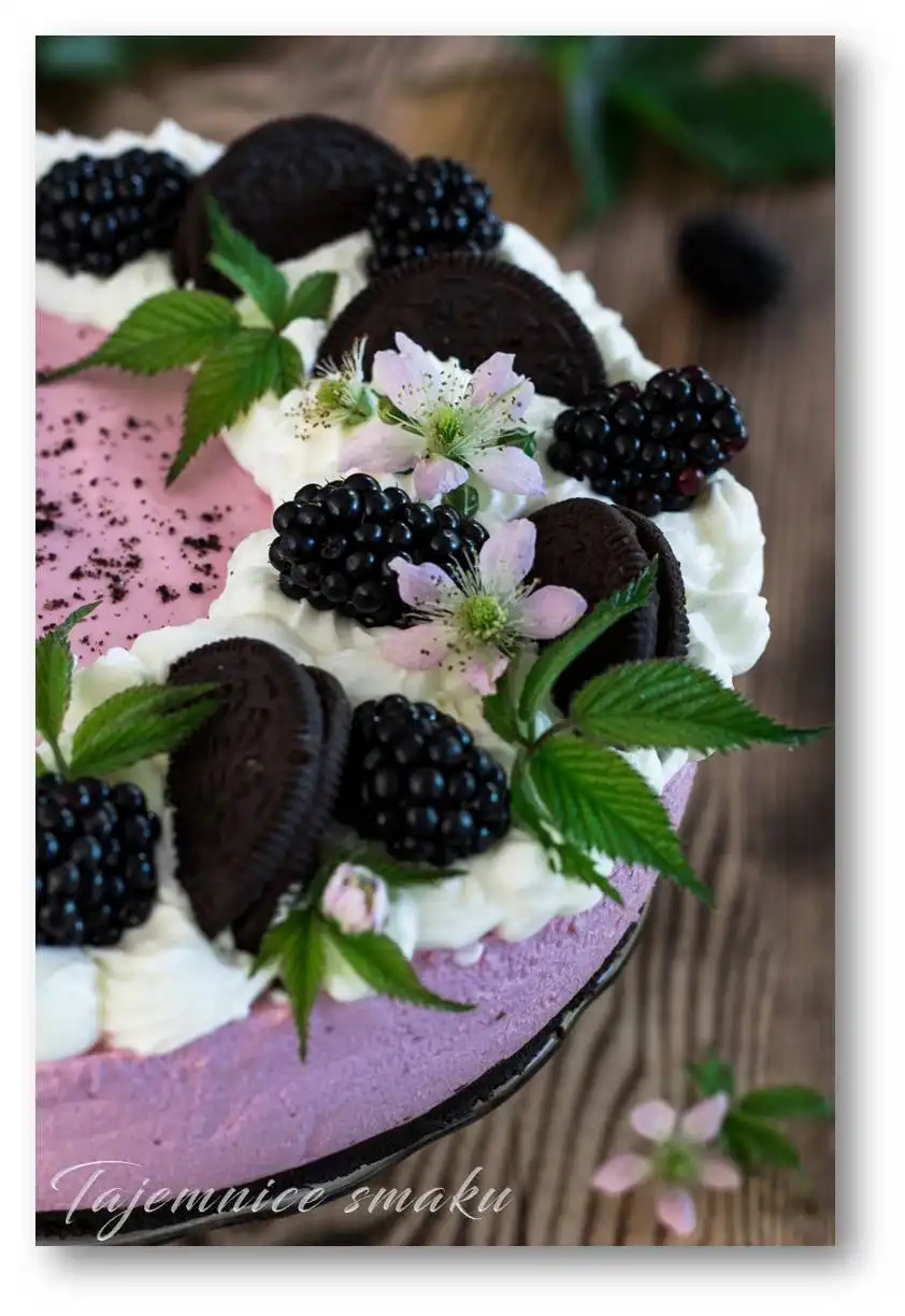 sernik-na-zimno-z-jezynami-i-czekoladowymi-ciasteczkami