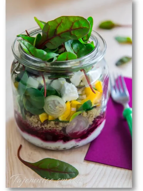 salatka-warstwowa-buraczki-jourt-quinoa-feta-roszponka-mangold-czerwony