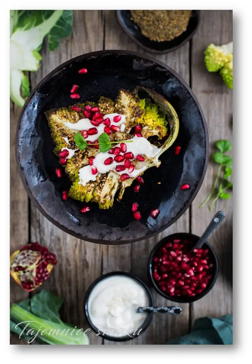pieczone-steki-z-kalafiora-z-zatarem-jogurtowym-sosem-tahini-i-pestkami-granatu
