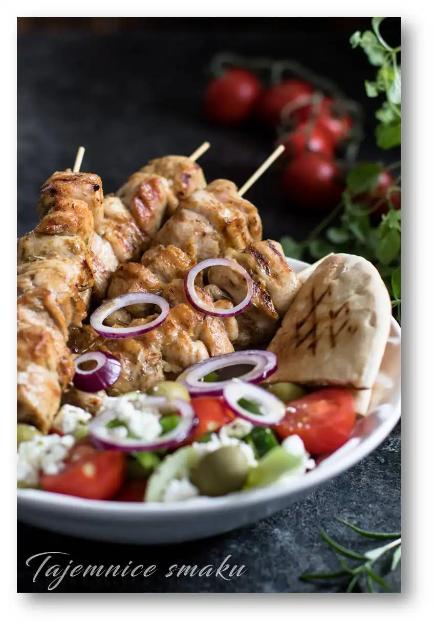 indycze-souvlaki-z-salatka-horiatiki-greckie-grillowanie