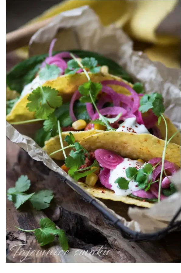 tacos-z-mielona-wolowina-awokado-i-piklowana-cebula