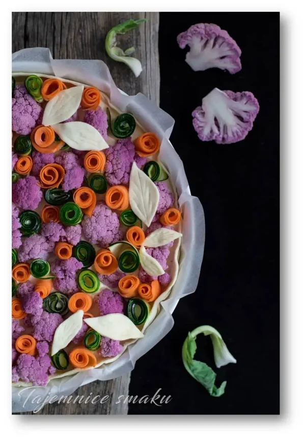 tarta-z-kalafiorem-marchewka-i-cukinia