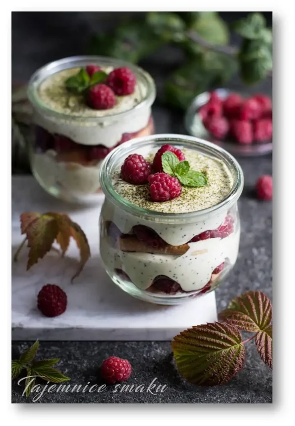 tiramisu-z-malinami-makiem-i-herbata-matcha