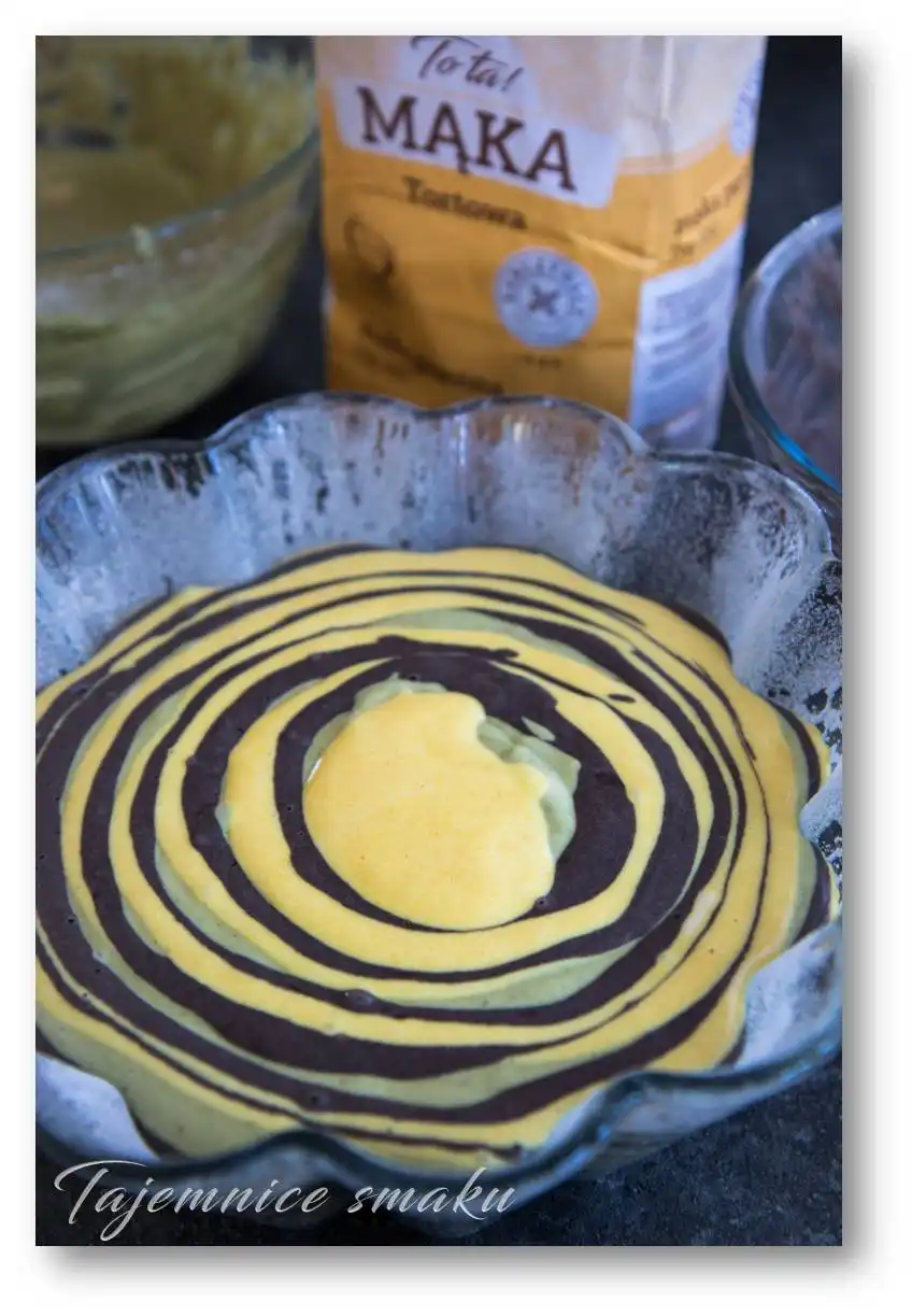 matcha kurkuma kakao kolorowa babka wilkanocna