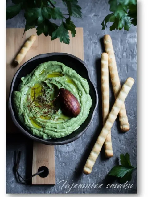 zielony-hummus-ciecierzyca-awokado-pietruszka