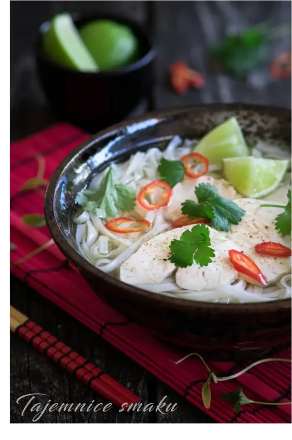 zupa-pho-z-makaronem-ryzowym-i-kurczakiem