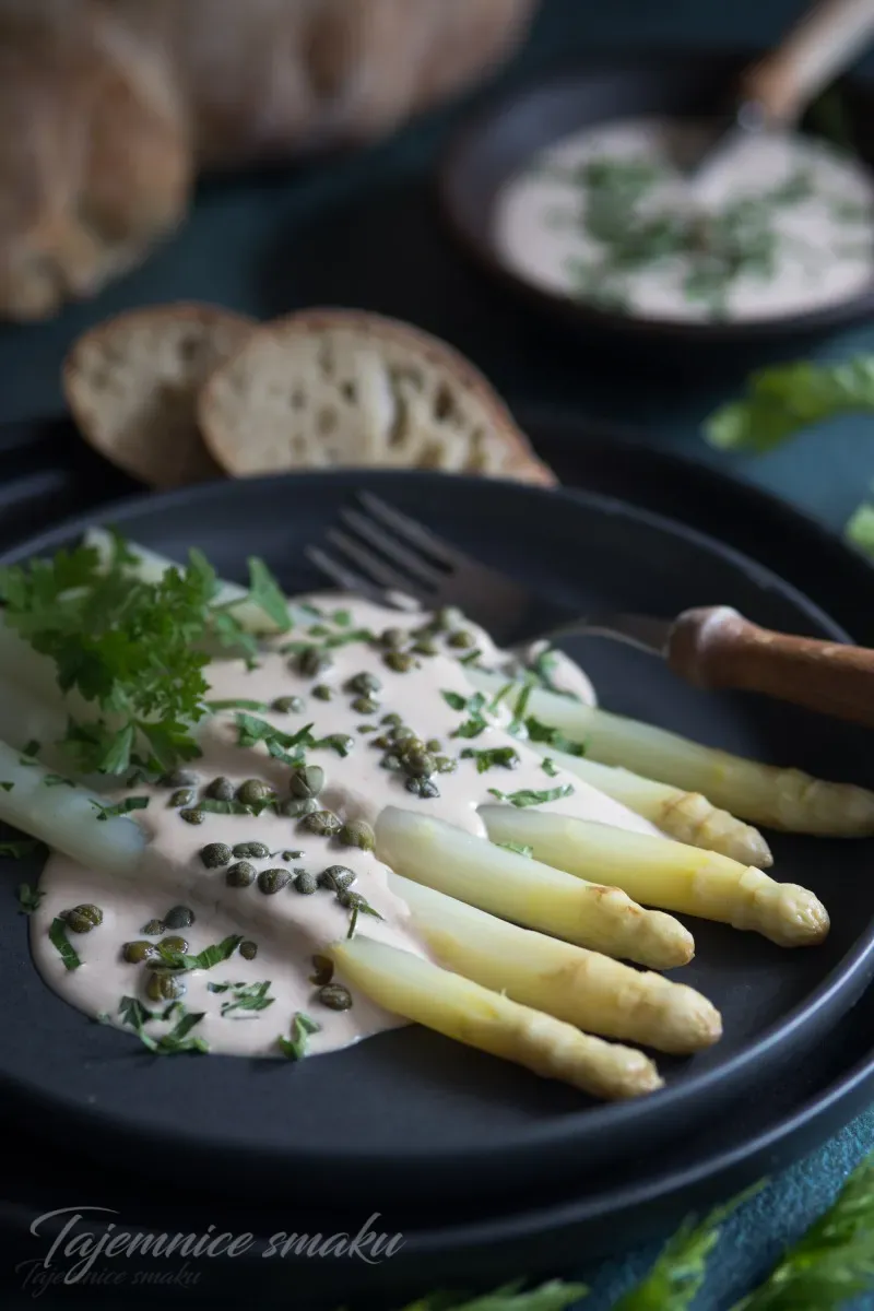 Białe szparagi ala vitello tonnato