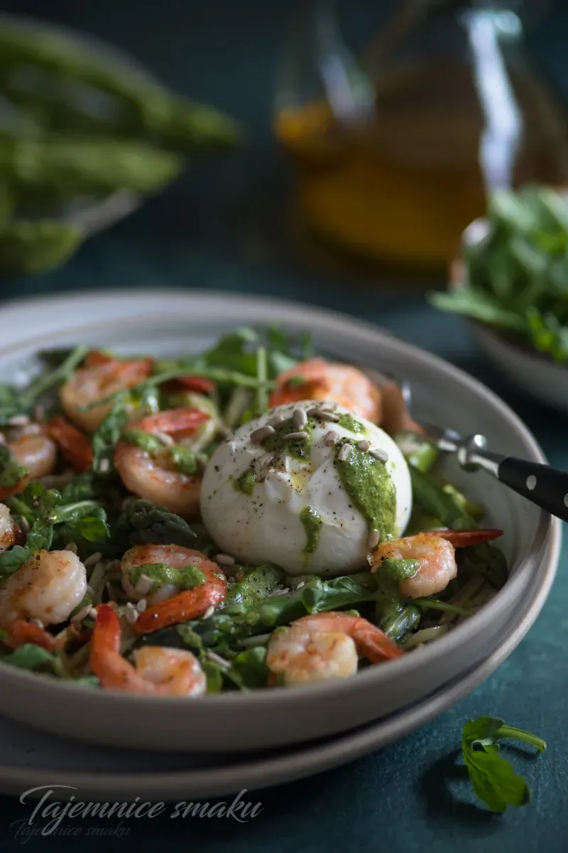makaron-ze-szparagami-krewetkami-burrata-i-bazyliowym
