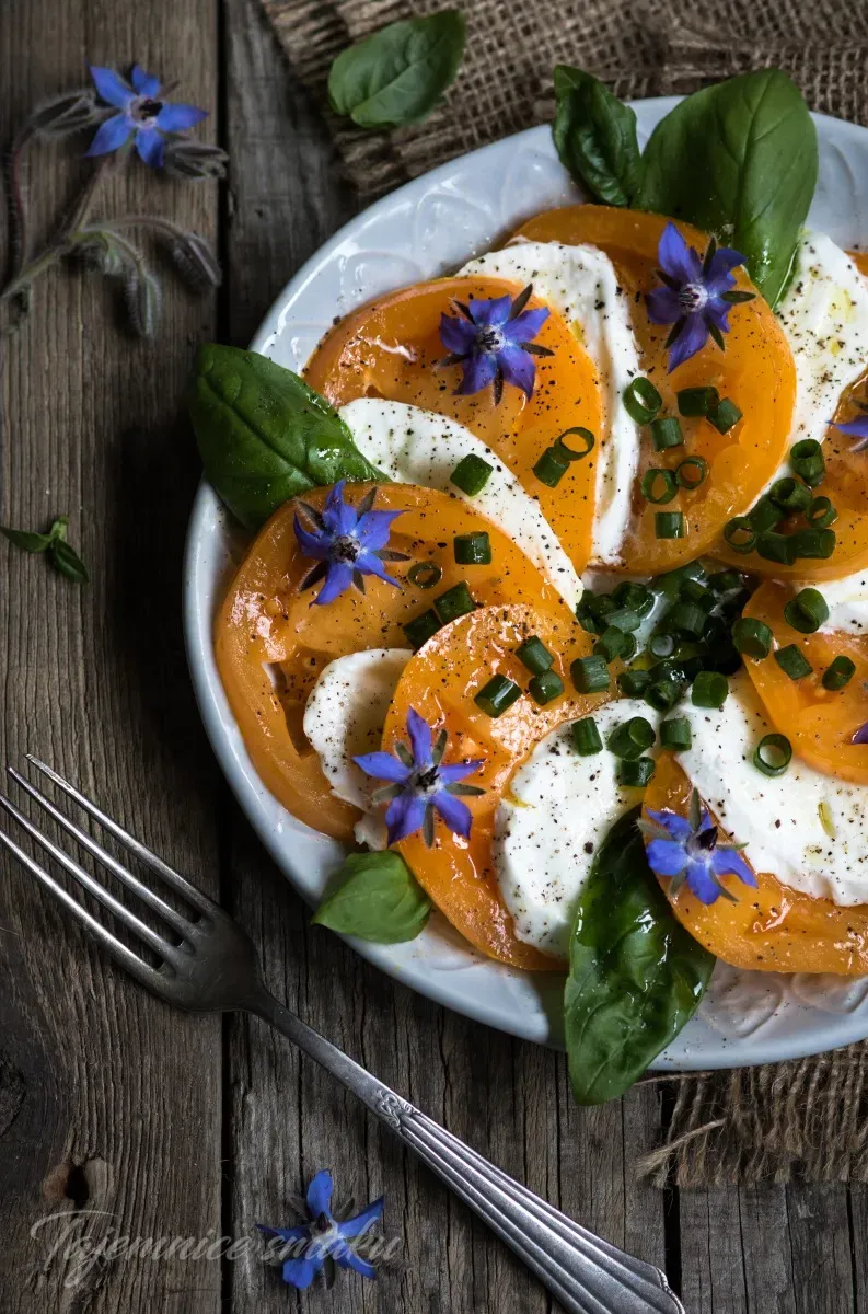 salatka-w-stylu-caprese-z-zoltymi-pomidorami-mozzarella-di-bufala-bazylia-i-oliwa