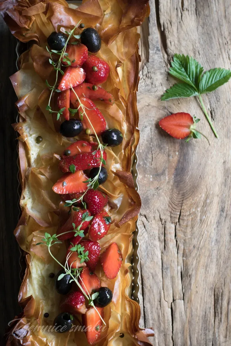 Tarta z ciasta filo z kozim serem i marynowanym truskawkami z oliwkami