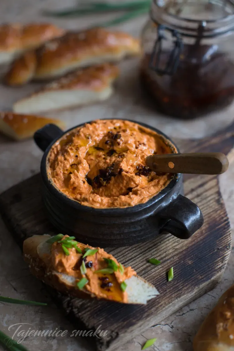 serek-z-jogurtu-i-ajvaru-paprykowy-labneh