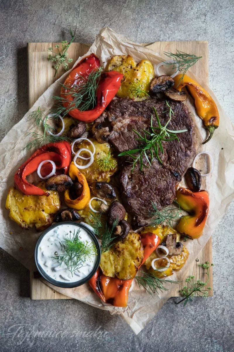 stek-z-wolowiny-z-grillowana-papryka-pieczarkami-i-gniecionymi-ziemniakami