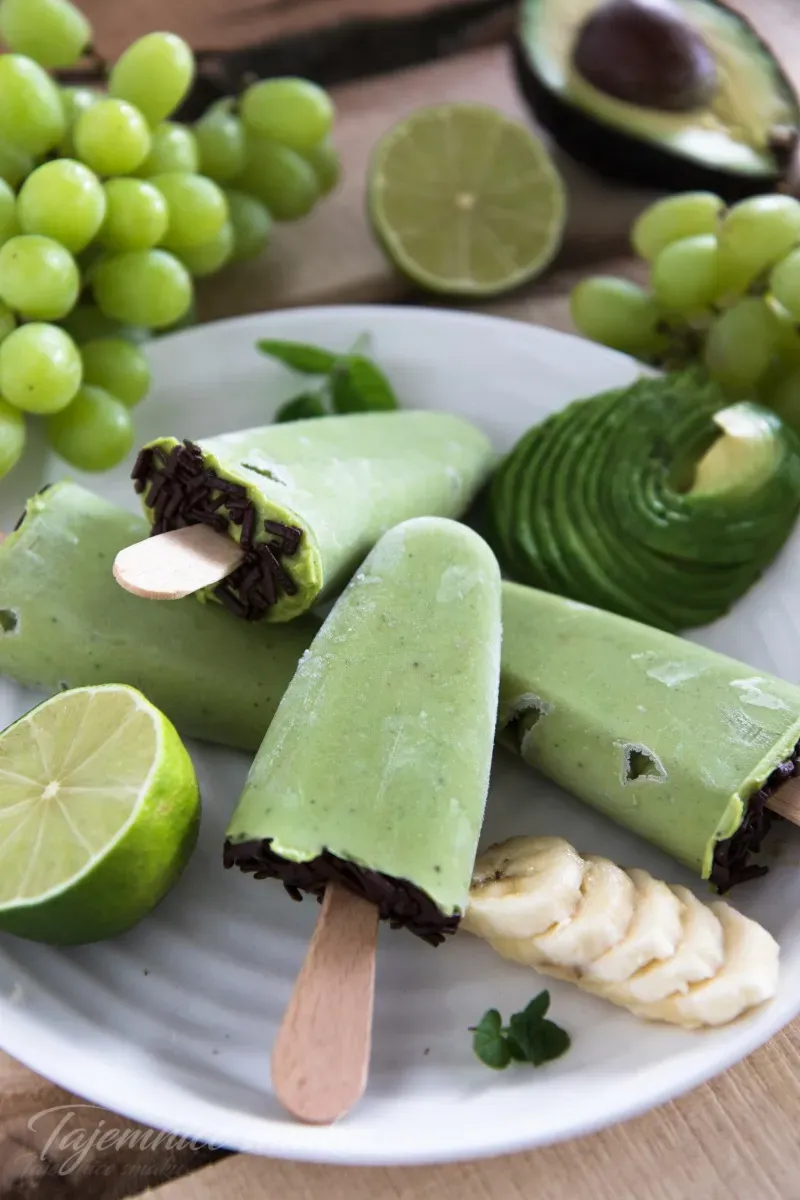 zielone-lody-i-smoothie-awokado-banan-winogrona-sok-z-limonki-listki-miety