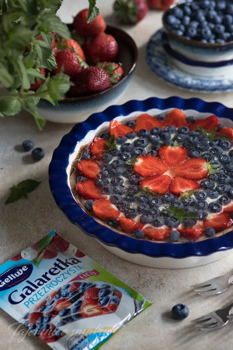 Tarta z kremem do Karpatki, owocami i galaretką